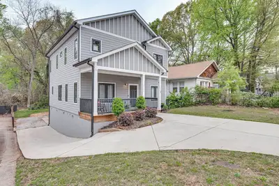 Image de 3 Mi to Mercedes-Benz: Home w/ Office & Backyard!