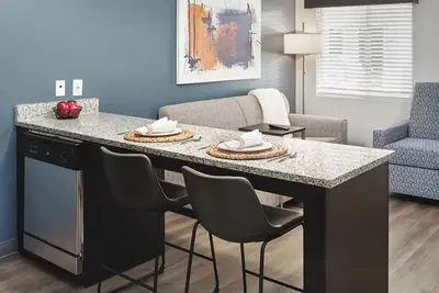 Image de Family-Friendly Getaway - 2 Spacious Modern Suites Near Mercedes-Benz Stadium