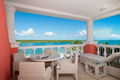 Image de 1 Br Oceanfront, All-Inclusive Suite at Blue Haven Resort