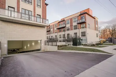 Image de Ultra luxurious 3 Br 2 Bath 1 Parking Toronto Airport And Sq1