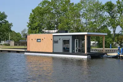 Image de Péniche moderne avec vue sur le lac