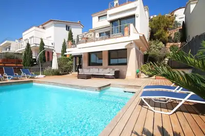 Image de Maison avec grand jardin et piscine privée