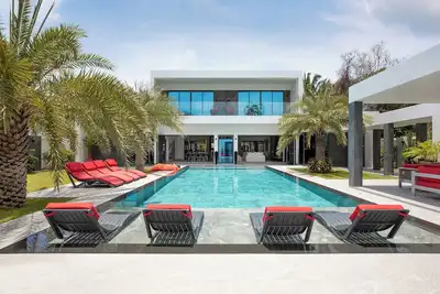Image de Superb modern 5 bdrs pool villa in rawai