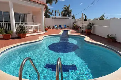 Image de New! Private Pool, Walk to Beach, Sea Views, Central Loc, 4 Bed/4 Bath, Parking