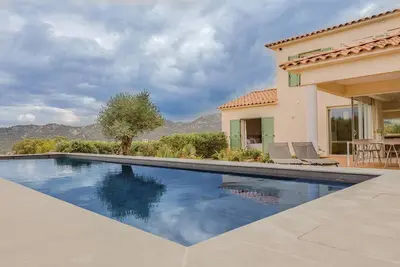 Villa de standing, très jolie vue mer, entièrement climatisée\npiscine chauffée