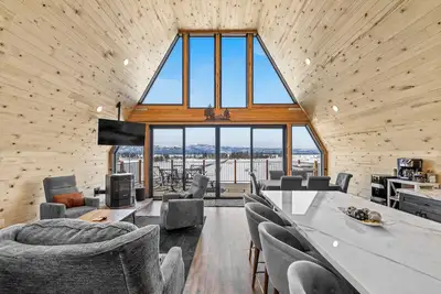 Image de Peak-A-View - Beautiful pet friendly A-frame on 2 acres w/ panoramic views and trailer parking