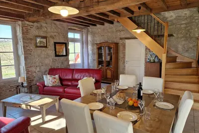 Image de Charmant Gîte en Pierre à Charroux avec Terrasse