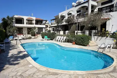 Image de 1 Bedroom Apartment near Beach, Restaurant, Harbour & Bars, Communal Pool & Wifi