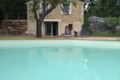 Image de Bastidon entre colline et vignes