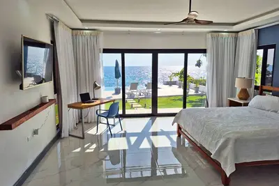 Image de Luxury 4br Oceanfront Villa in Whitehouse: Large Pool, Chef, Private Sea Access