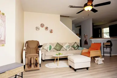 Image de Charming 3-bedroom 6 beds. 2. 5 bath. Pools access house with WiFi and Ac in Kyle