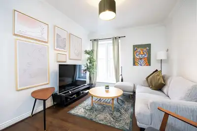 Central Dublin 2br Apartment with Balcony