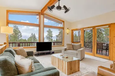 Image de Charming Cabin Getaway With Lake and Forest Views