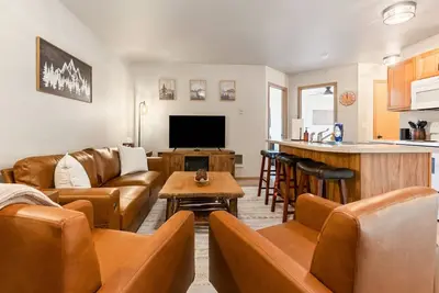 New! Centrally Located & 3-Minute Walk to Downtown