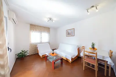 Image de Charming 1-bedroom apartment with Balcony minutes away from the beach No. 2