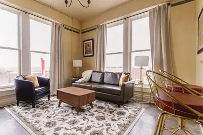 Image de Top Floor 2 Bedroom Loft Overlooking Downtown!
