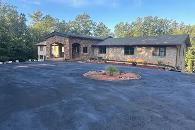 Image de Fifa Fan Stylish Retreat Lodge in Heart of it All! 9. 4 miles from the Stadium.