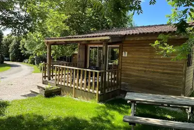 Image de Chalet Bois Confort 31m² - 2 chambres - Terrasse couverte - Tv - climatisation 6 personnes
