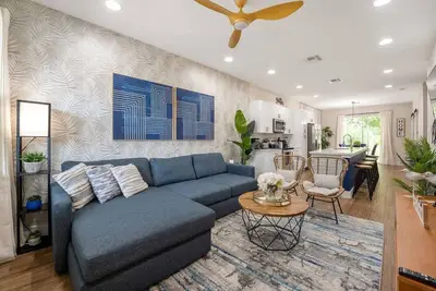 Image de New Listing - Modern decor 4 Br Townhouse