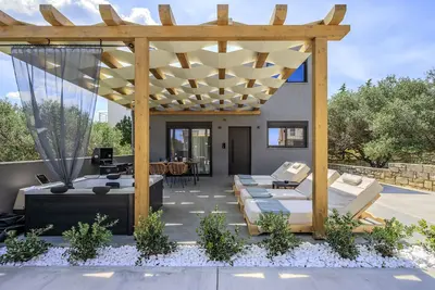 Image de Little Rosy, Stylish Mezzanine Retreat with Jacuzzi