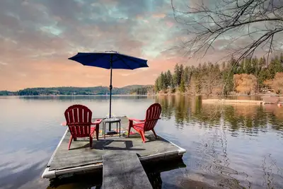 Image de Breathtaking Lake Views | Private Dock, Fire Pit & Chef’s Kitchen