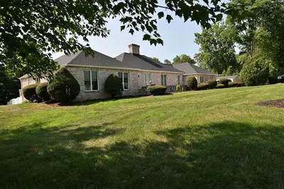 Image de Spacious, fun filled home with  fire pit, game room, deck and two acres of land