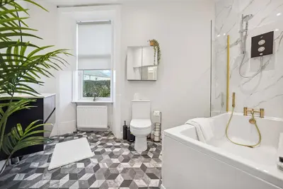 Image de Large Terrace Home with Parking