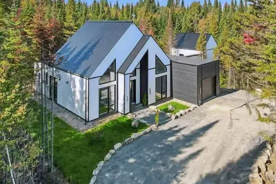 Image de Secluded 4br/5Beds Chalet with Hot Tub, Sauna and private forest