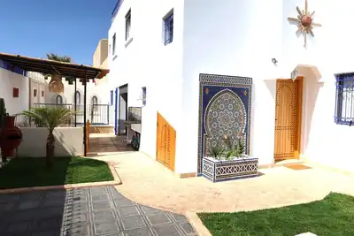 Image de T B Villa bleue avec jardin, Piscine Familiale, Solarium. 5mn de la plage.