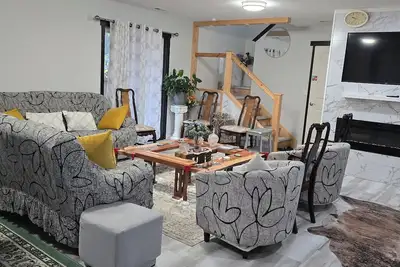 Image de Spacious 4-bedroom, 6 queen beds, building in beautiful Everett with Ac