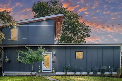 Image de Modern Styled Home in Historic Annapolis Eastport Neighborhood