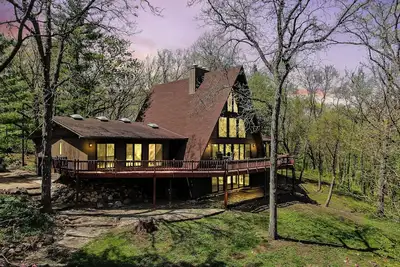 Image de Spacious A-Frame sleeps 25 on 5 wooded acres with a private fishing pond