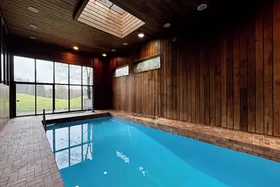 Image de Old Brick Style Mansion With Indoor Pool