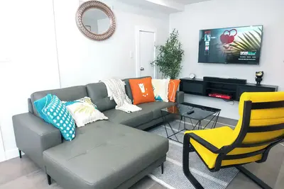 Image de Comfy & Modern 2 Bedroom Guest Suite with King Bed