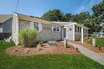 Image de Breathtaking 3 bed house in Dennis w/ WiFi & Ac. Walk to the beach, come on in!