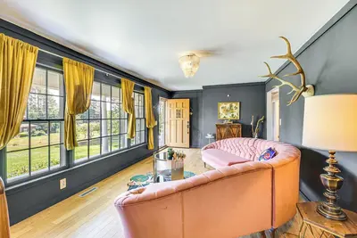 Image de 5 Mi to Lake Keowee: Stylish Salem Home w/ Yard!