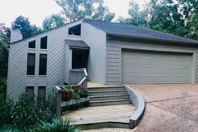 Image de Charming 2-bedroom house with privacy and a tranquil wooded view