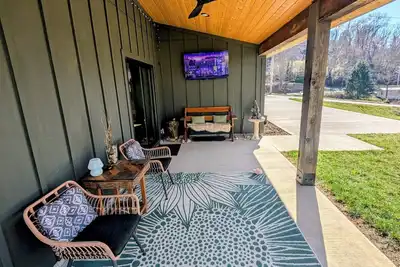 Image de Cozy Cottage Sleeps 4! - Master King Bedroom and Hideaway Loft with Double Bed.