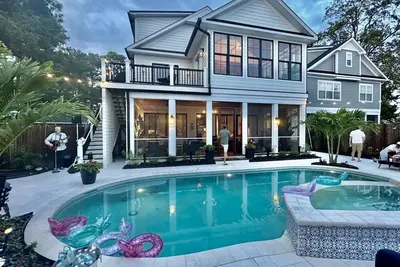 Image de Lux Estate: 9br, 8. 5ba + Cottage, Walk to Beach