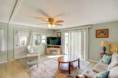 Image de Boat & Fish: Canal-Front Home on River