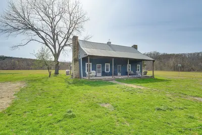 Image de Hot Tub & Creek Views: Secluded Perryville Cabin