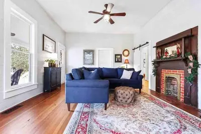 Image de Historic Home Walk to Downtown & Wedding Venues