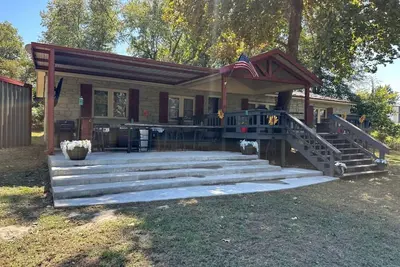 Charming 3-bedroom house in Eufaula with pool table and outdoor dining