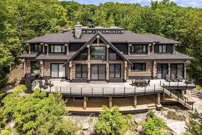 Image de 9 bed 9 bath log home on Lake Muskoka