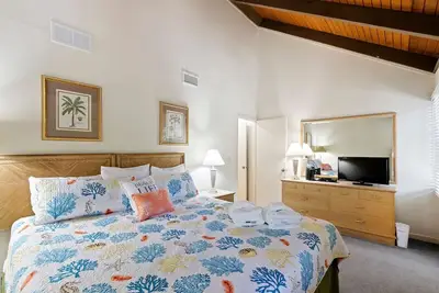 Image de Waterfront Treehouse, 5 Mins to Beach, Sleeps 8!
