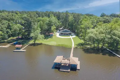 Image de Lake Gladewater lake house  - come relax, watch the sunset or jump off the dock.