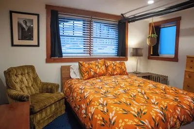 Image de Vintage Charm & Mcm Style in Modern Berwyn Digs