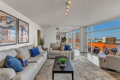 Image de 2-bedroom apartment in brilliant Cleveland with WiFi, Ac, fitness room