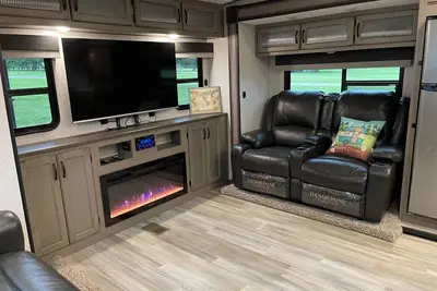 Image de Spacious Luxury Rv w/ 3bd & Cozy fireplace Chap Experience @ Khp