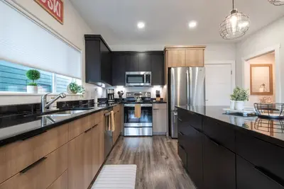 Image de Baltoro Townhouse- Relax and unwind in our spacious and beautifully furnished townhome.